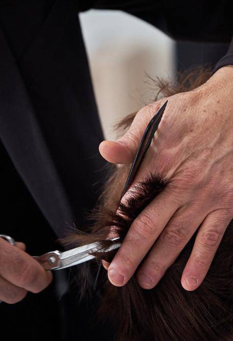 ragazza con capelli biondi e piega mossa