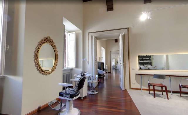 salone di hair styling con specchio in stile barocco