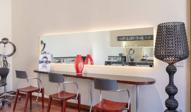 salone di bellezza con arredi moderni