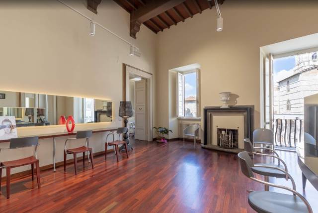 salone di bellezza con pavimento e soffitto in legno