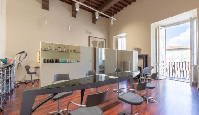 salone di bellezza con prodotti in esposizione