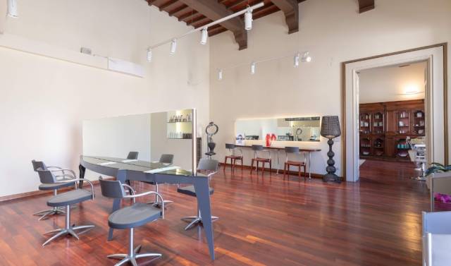 salone di parrucchieri con parquet