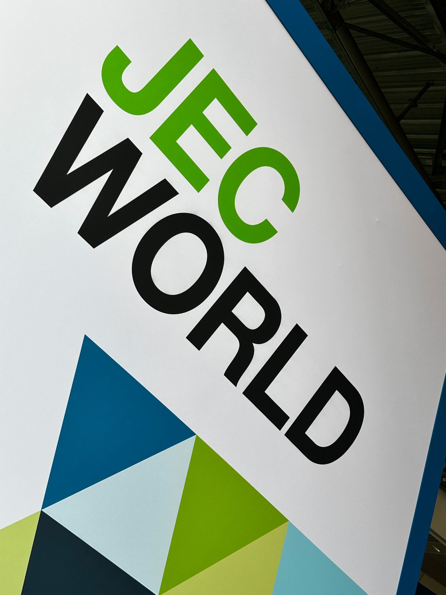 a sign that says jec world on it