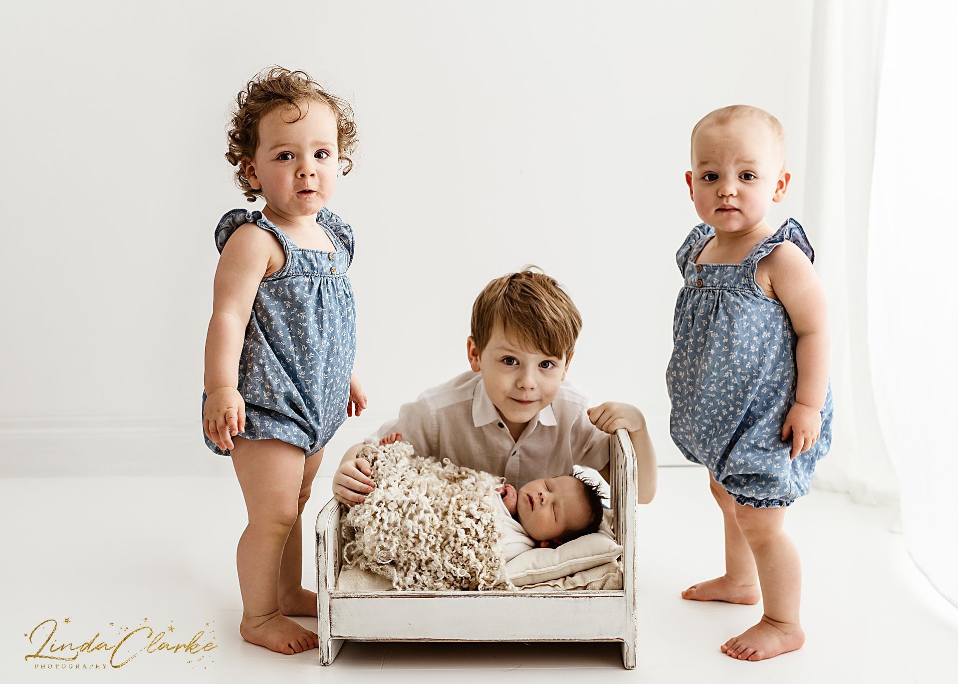 newborn photos with siblings