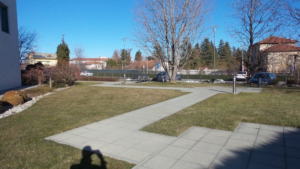 Esterni di struttura medica con prato verde