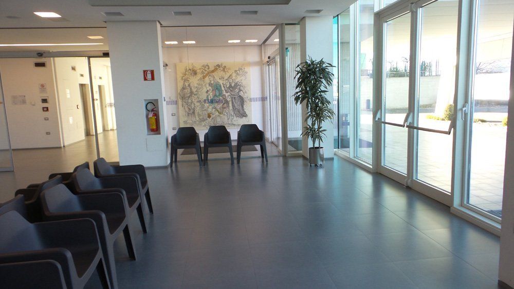 Sala d'attesa con pianta e sedie nere