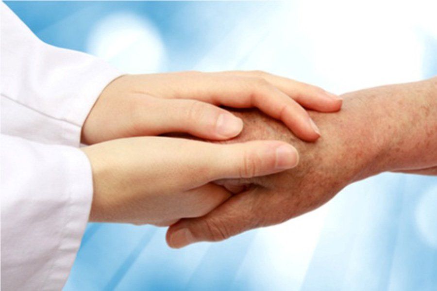 Mano di medico e di paziente