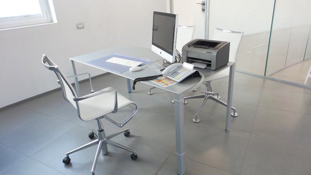 Studio medico con computer e stampante