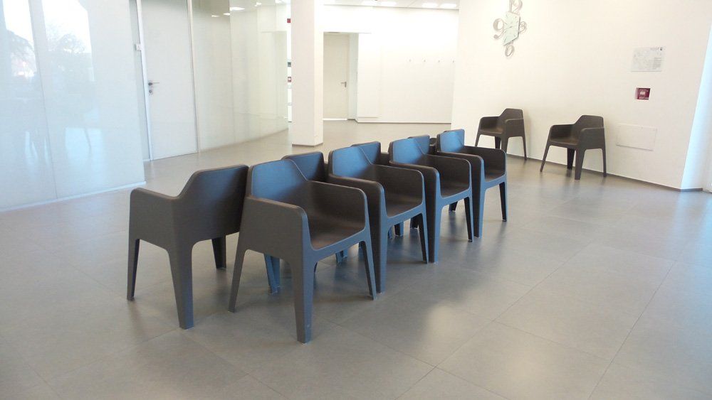 Sala d'attesa con sedie nere
