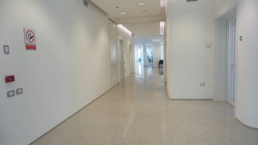 Struttura medica con pareti bianche