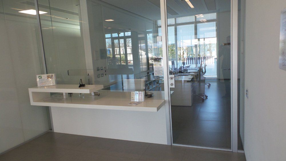 Centralino di studio medico con pareti bianche