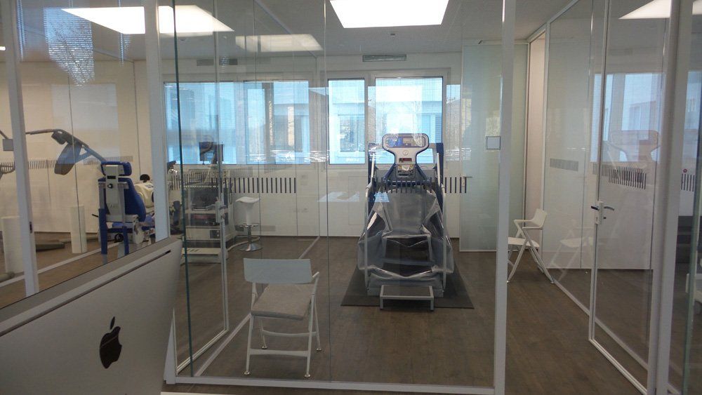 Sala con strumento di riabilitazione