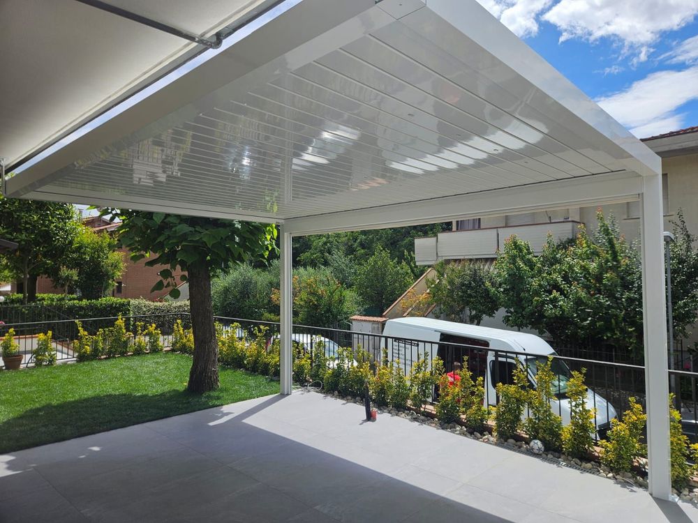 pergola bioclimatica su patio