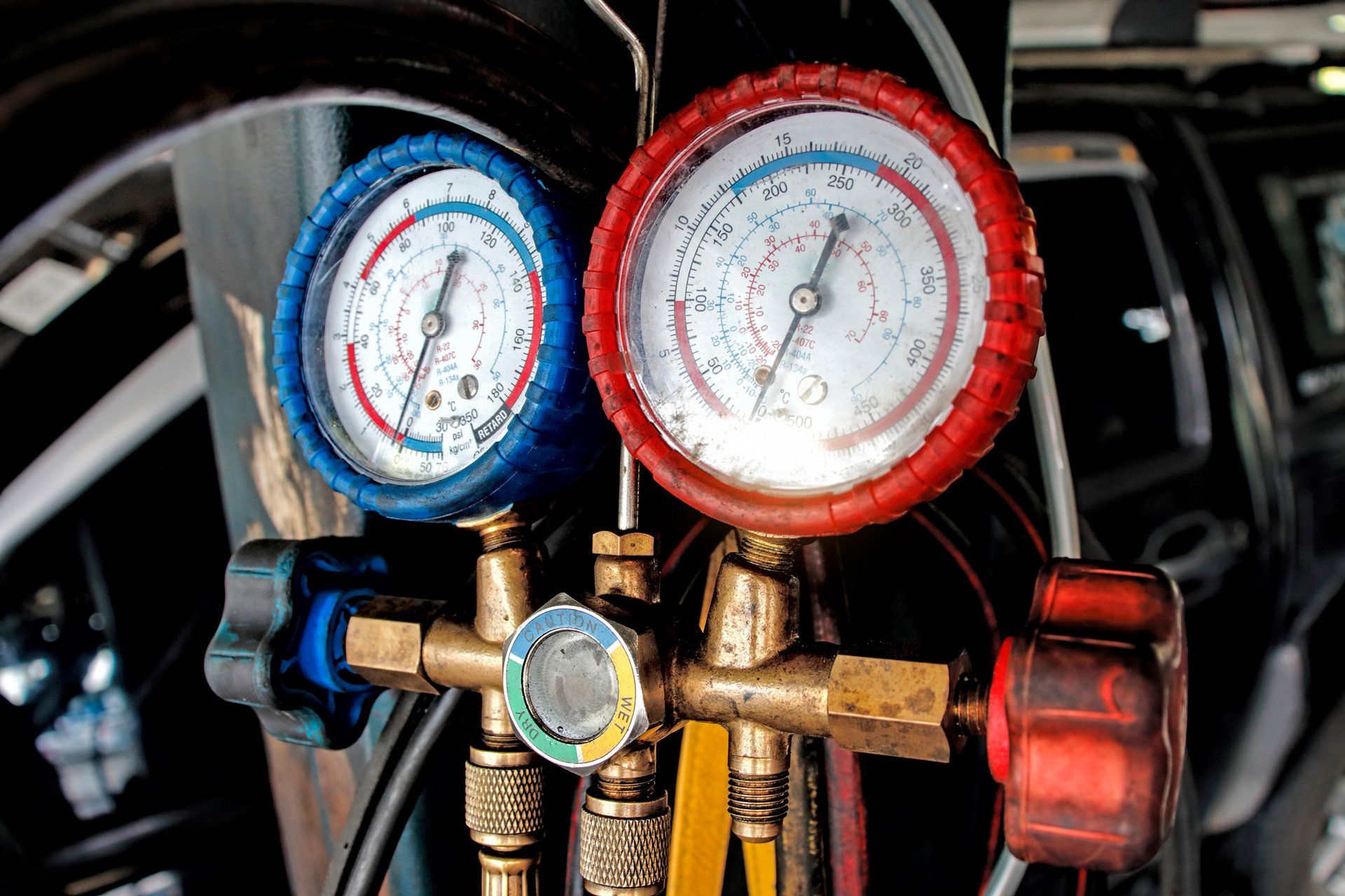 Red and blue gauge for aircon repair | Joondalup, WA | Joondalup 4x4 & AllGas