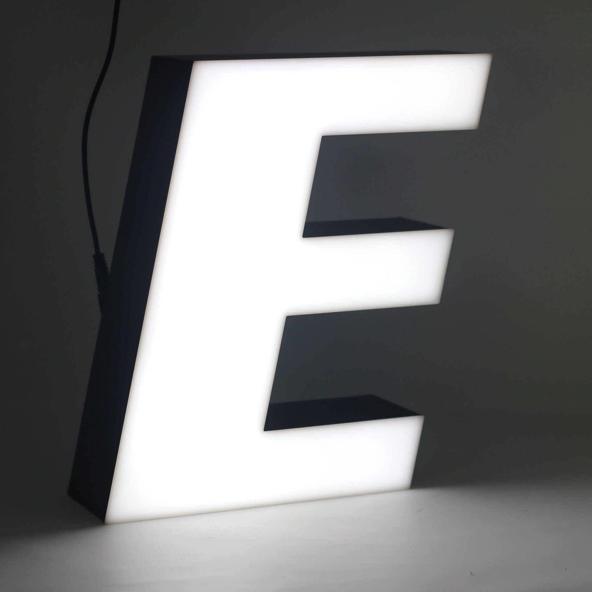 LUXE LED Letter E