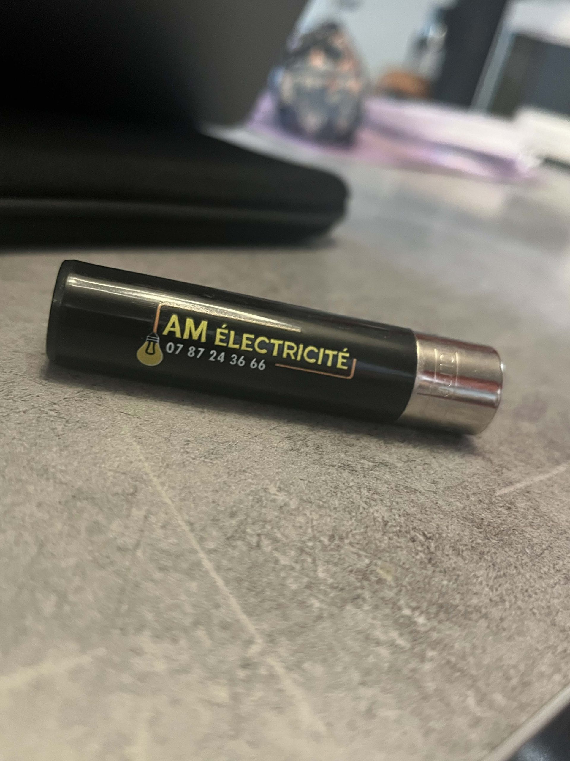 Cylindre noir avec inscription 