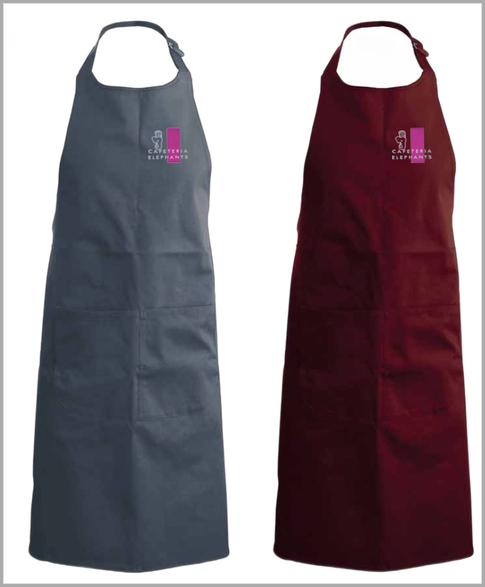 Deux tabliers, un gris et un bordeaux, avec un petit logo sur la poitrine.