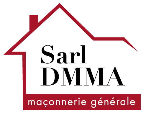Logo pour Sarl DMMA, entreprise de construction spécialisée dans la maçonnerie, avec un contour de maison et un texte bordeaux.