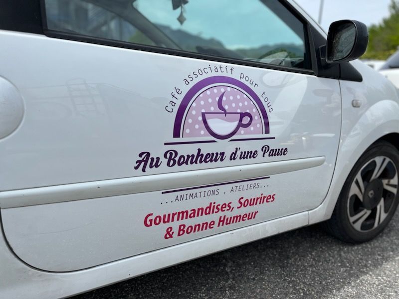 Voiture blanche avec logo 