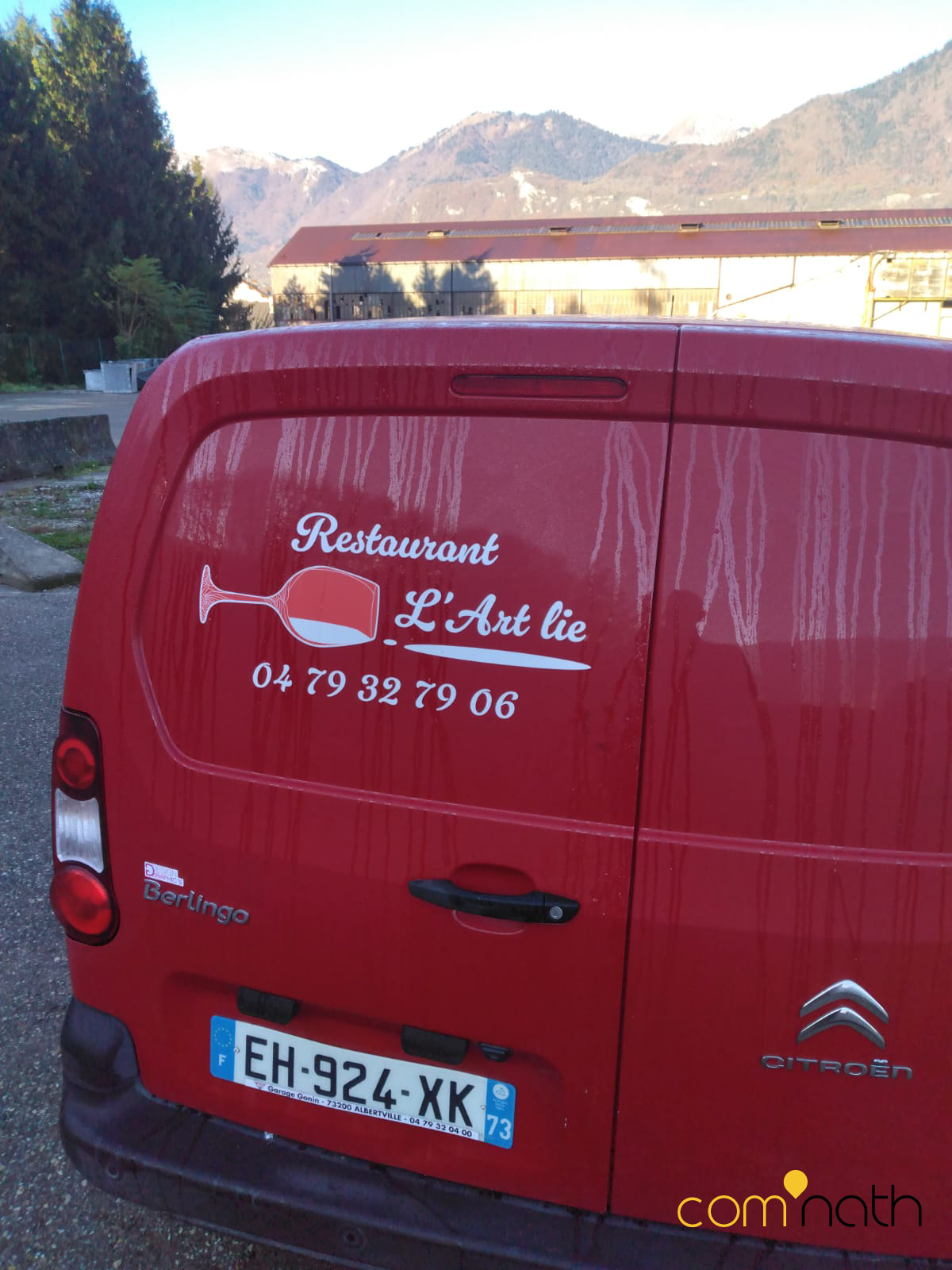 Fourgonnette Citroën rouge avec logo 