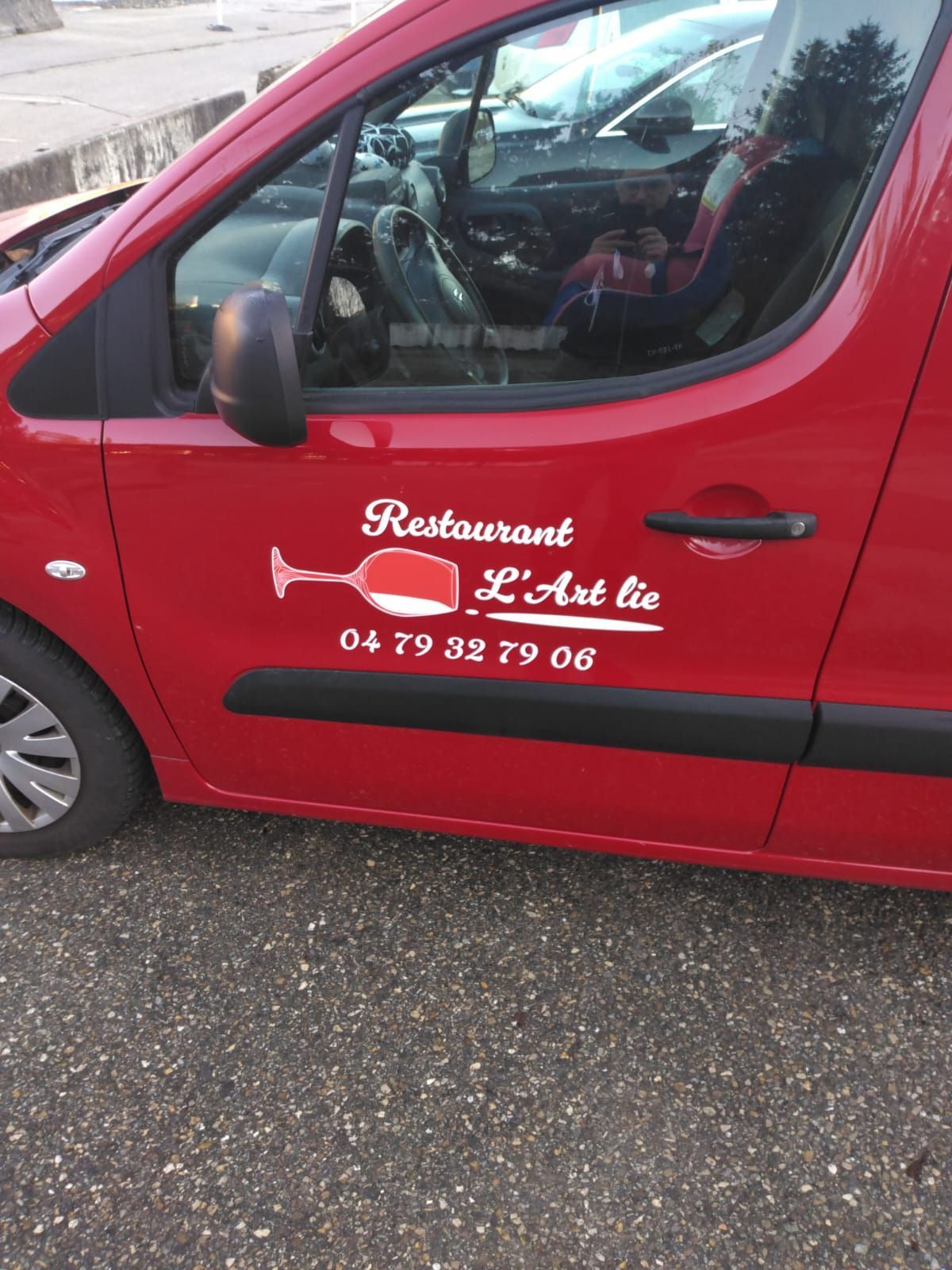 Camionnette de livraison rouge avec logo