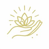 Une main dorée berce une fleur de lotus, qui irradie de lumière.