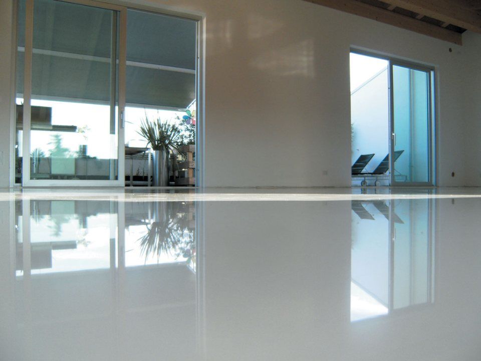 pavimento in resina lucida