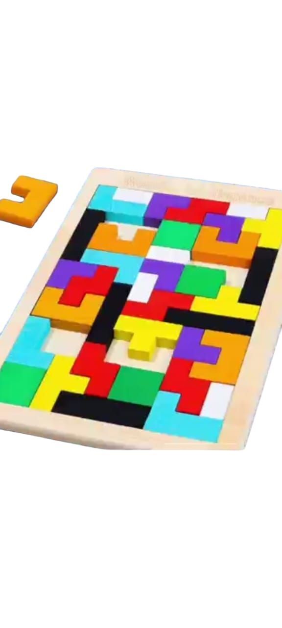 Un rompecabezas de madera con un montón de bloques de colores sobre él.