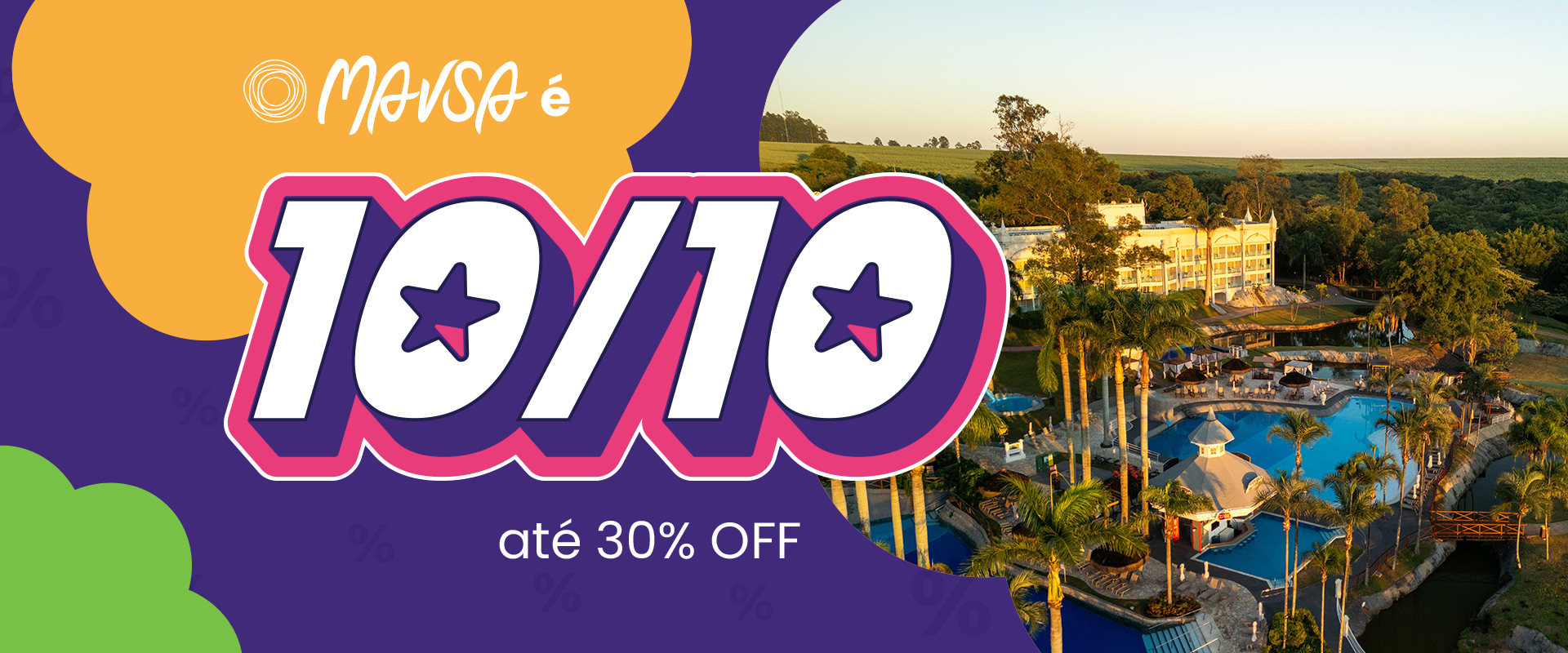 Um grande lobby de um hotel com mesa e cadeiras.