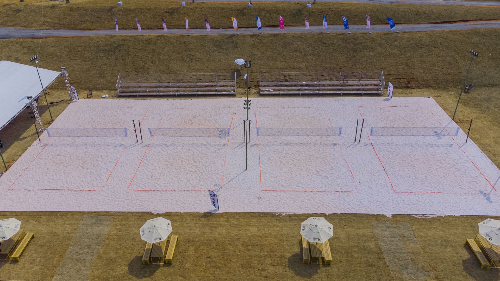 Uma vista aérea de um campo de futebol e quadra de vôlei em um parque.