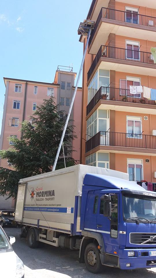 camion scala telescopica durante un trasloco