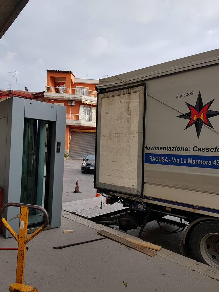 camion pronto per il trasporto dei materiali