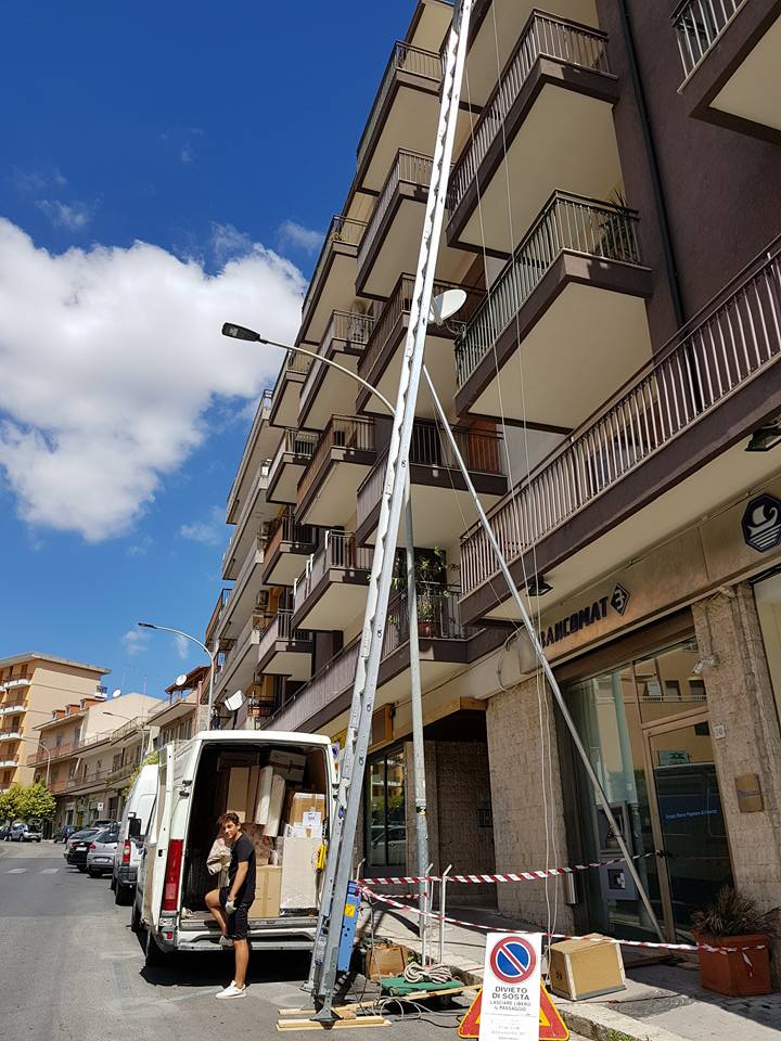 trasloco con scala telescopica