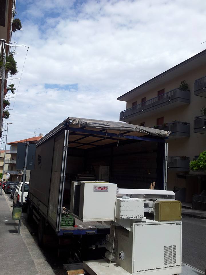 camion con merce durante un trasloco