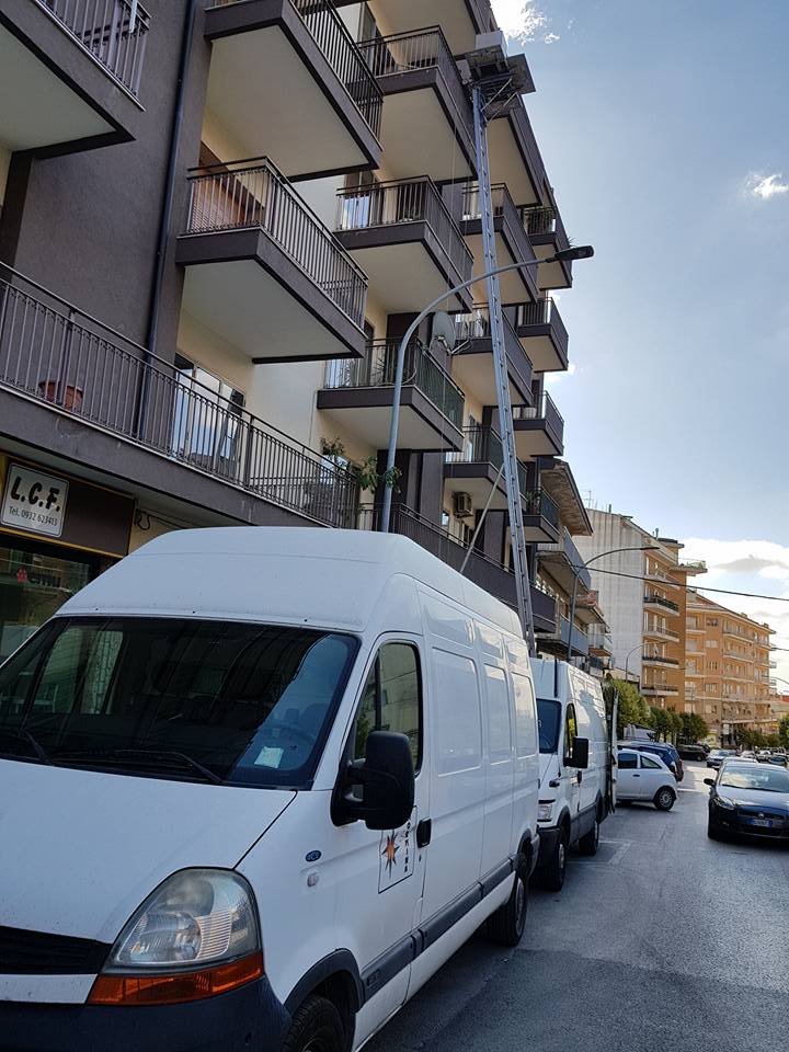 furgone della ditta in primo piano