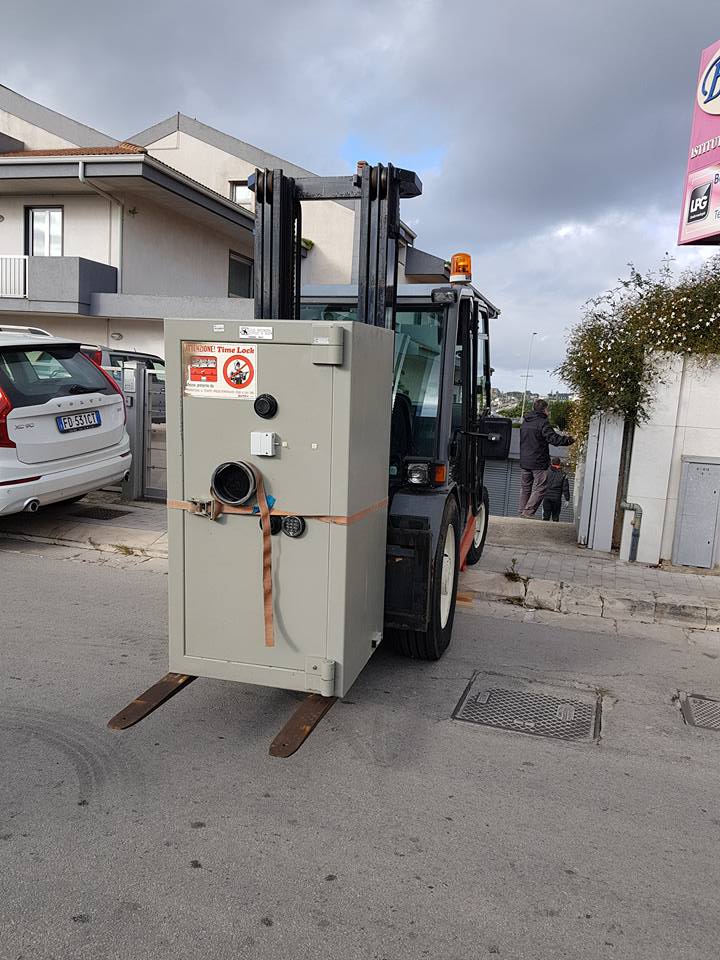 operai durante il trasporto di un mobile