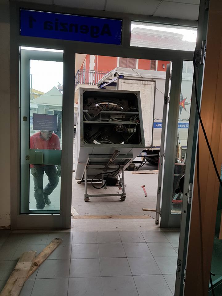 cabina di accesso banca su carrello