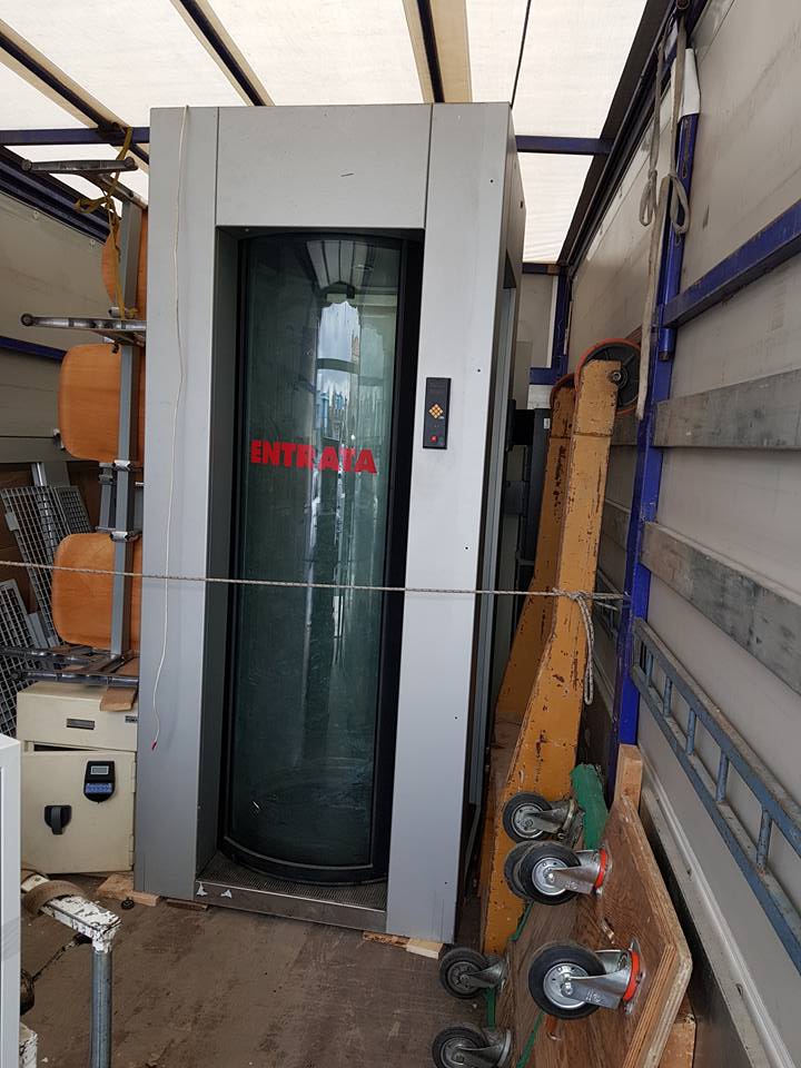 cabina per il passaggio delle persone in banca durante un trasloco