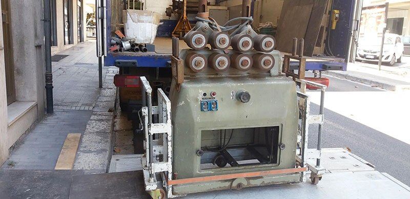 cassaforte mentre viene caricata su un camion