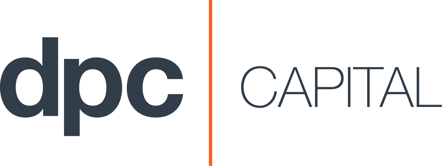 Logotipo: “dpc” en azul oscuro junto a “CAPITAL” en fuente fina gris claro, separados por una línea marrón vertical.