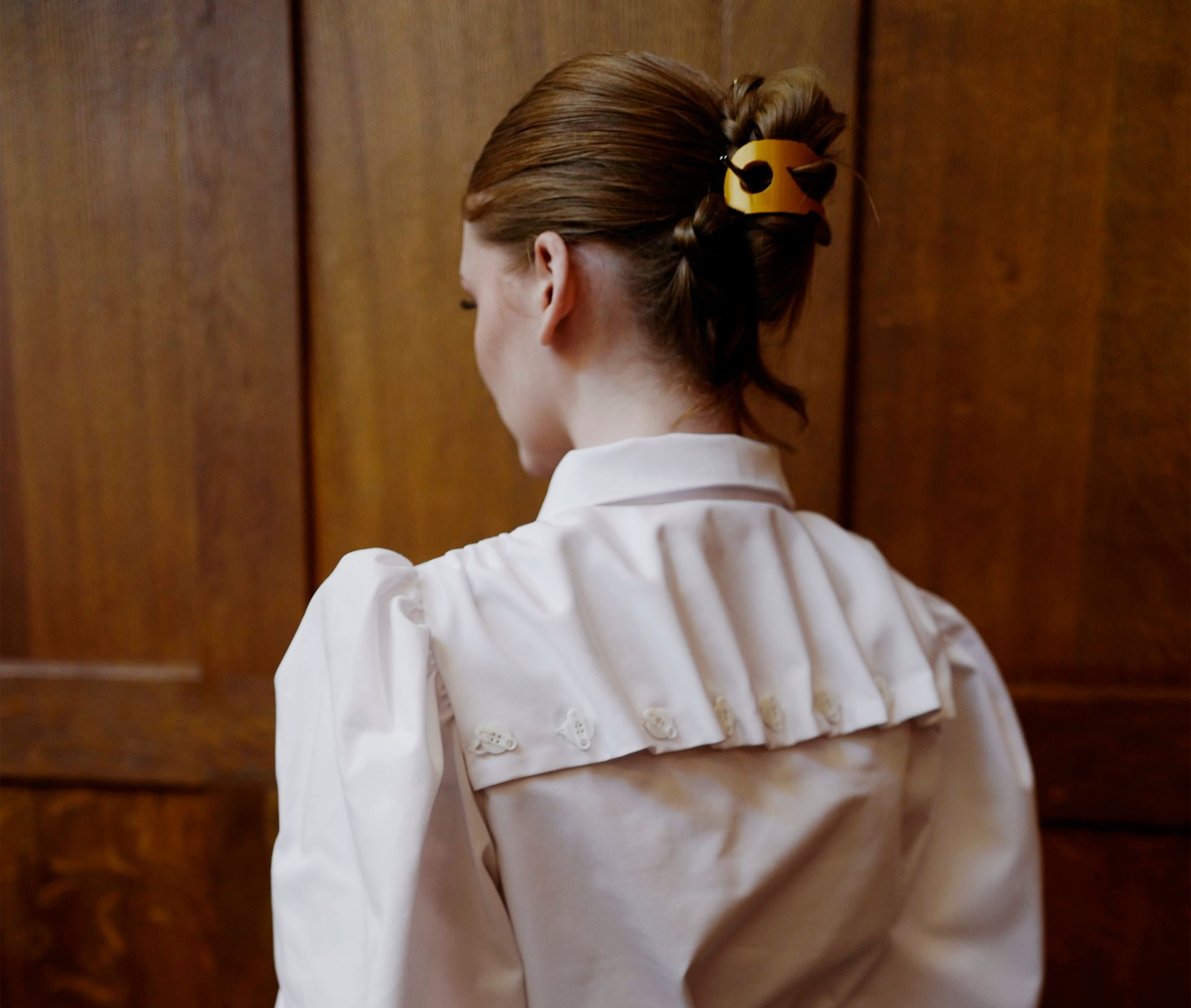 Sian, wearing the gold hair pin.