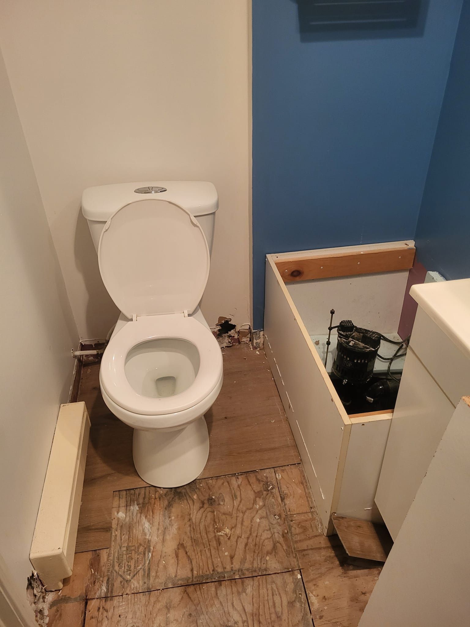 Une toilette est située dans une salle de bain à côté d'un lavabo.