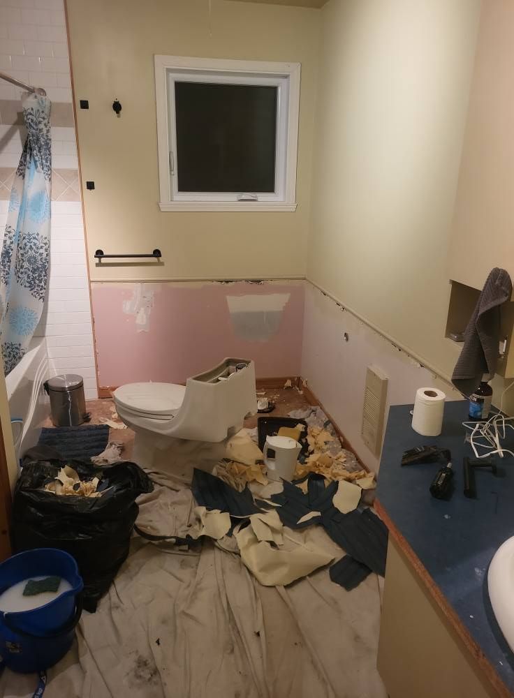 Une salle de bain avec des toilettes et un lavabo