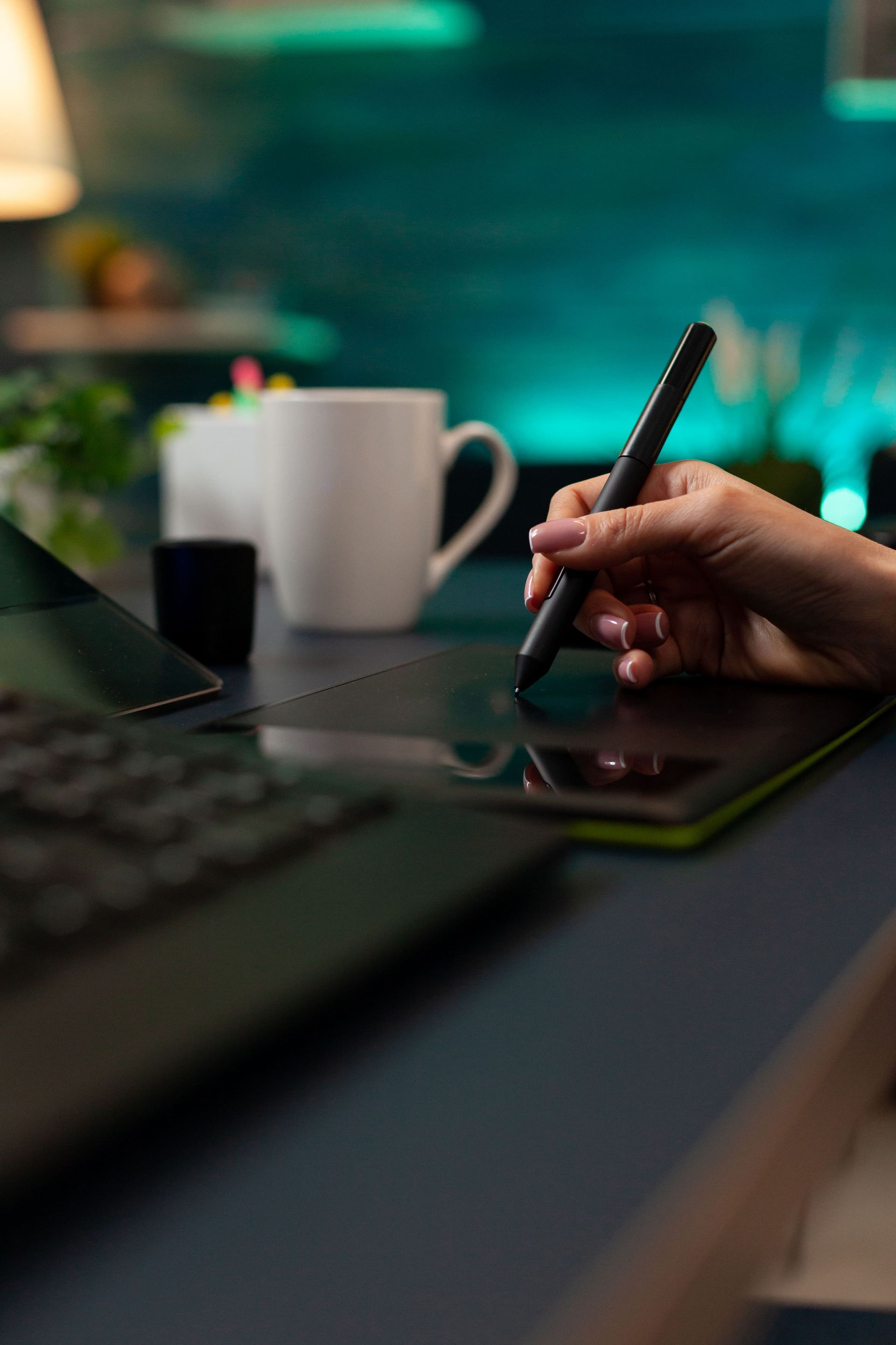 Uma pessoa está desenhando em um tablet com uma caneta.