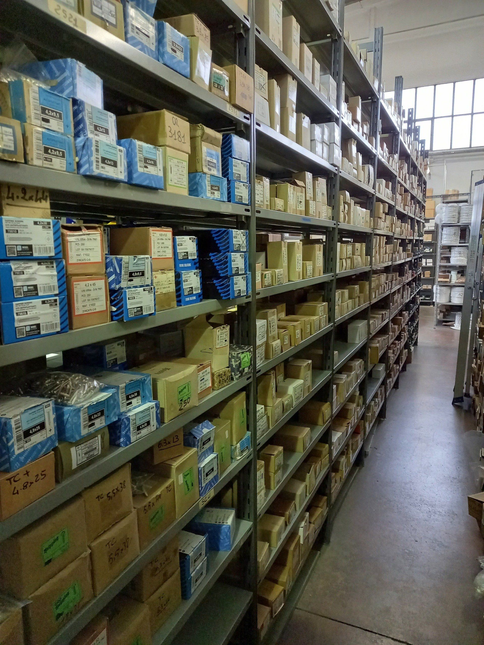 Un magazzino pieno di scatole e scaffali