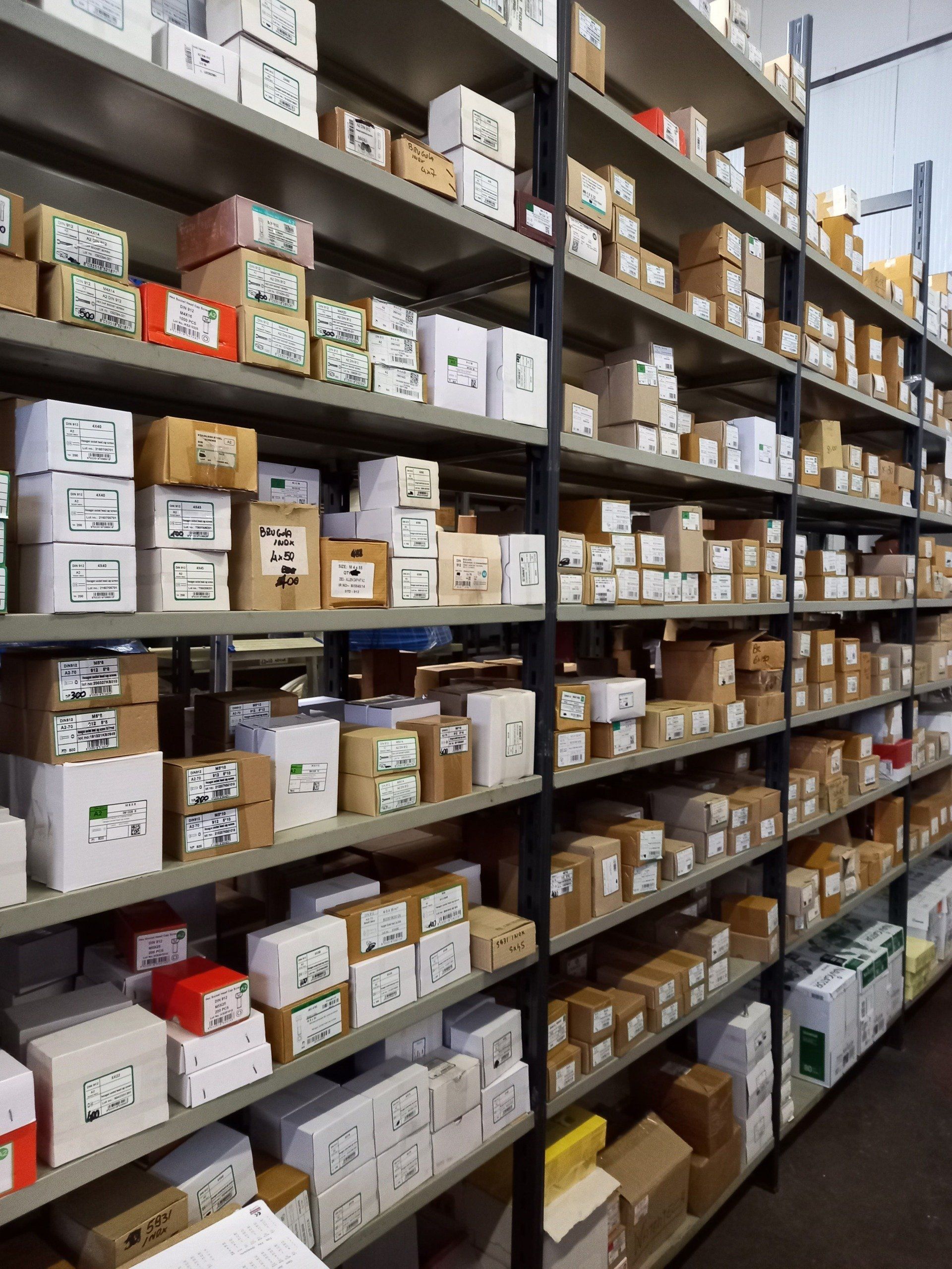 Un magazzino pieno di scatole e scaffali