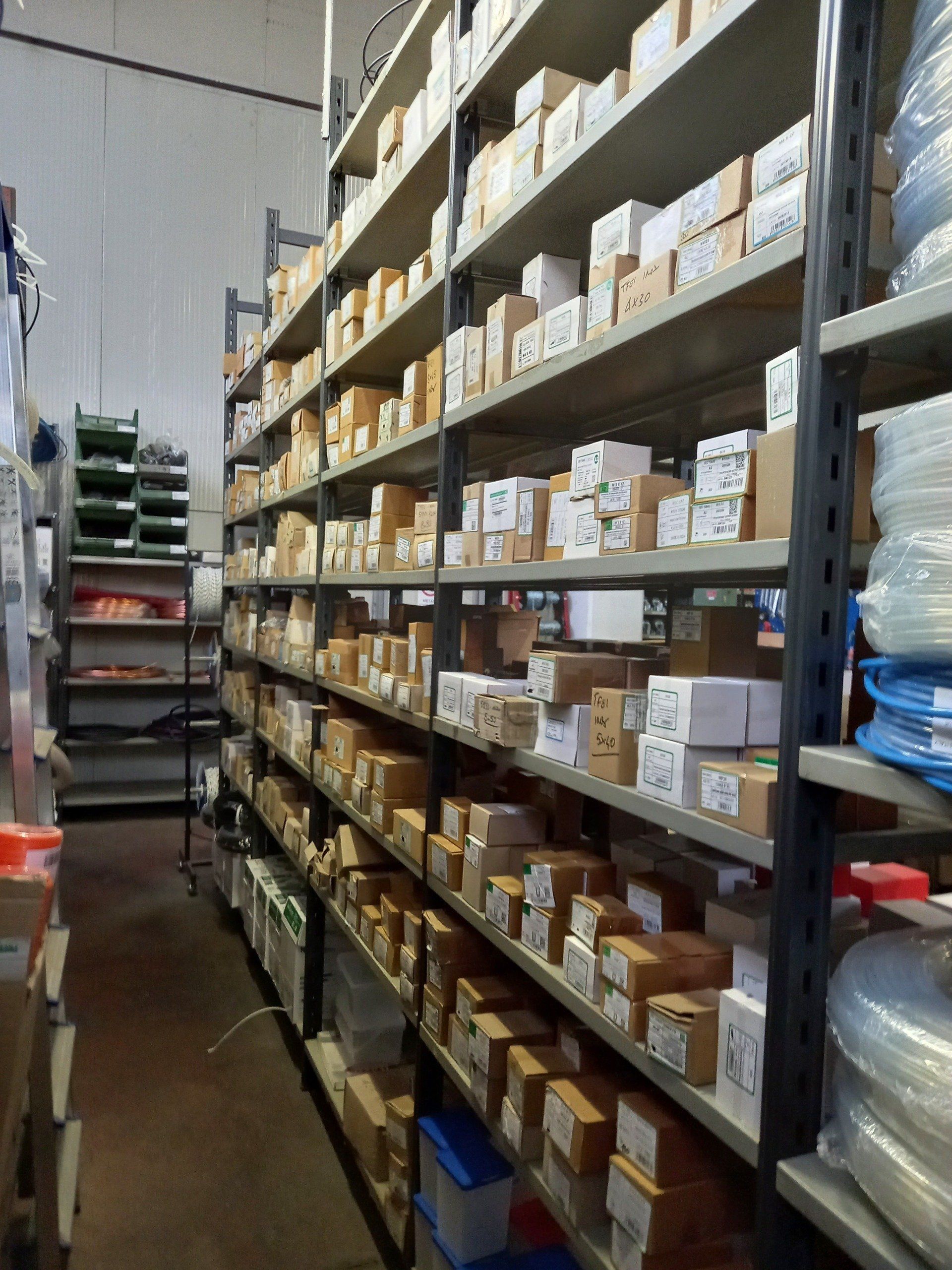 Un magazzino pieno di scaffali e scatole
