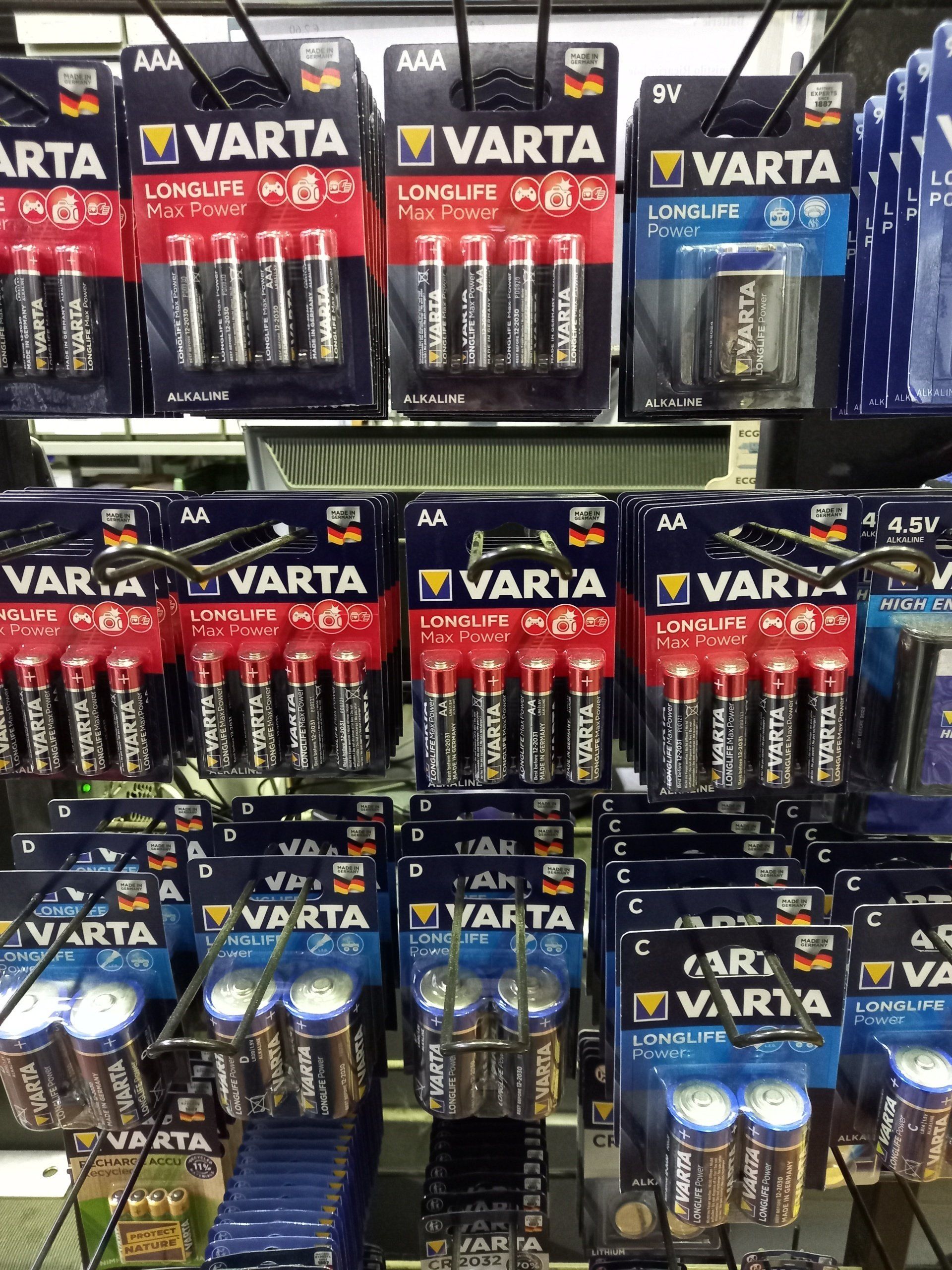 Le batterie Varta sono esposte su uno scaffale in un negozio.