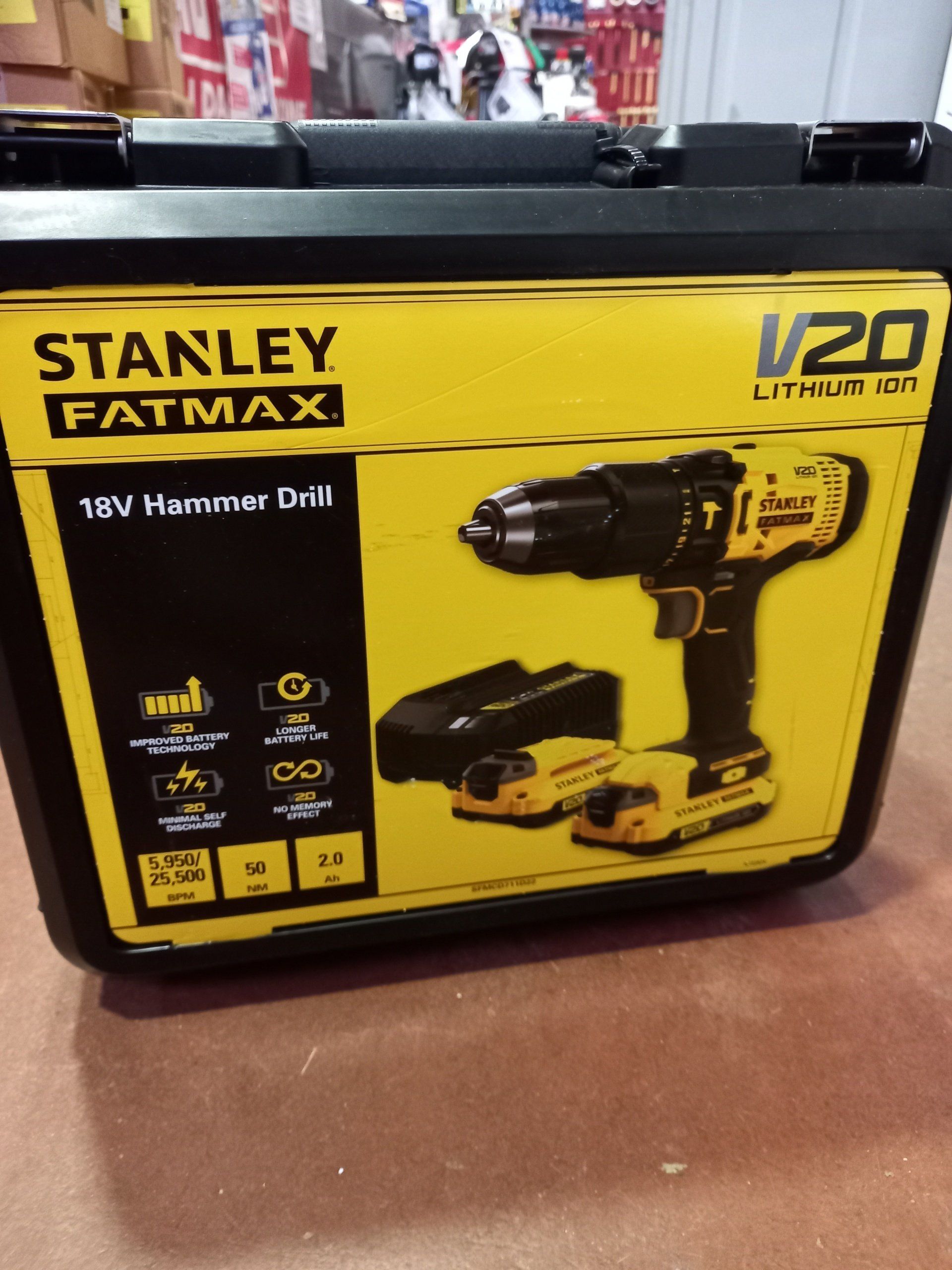 Un trapano a percussione Stanley FatMax da 18 V in una custodia