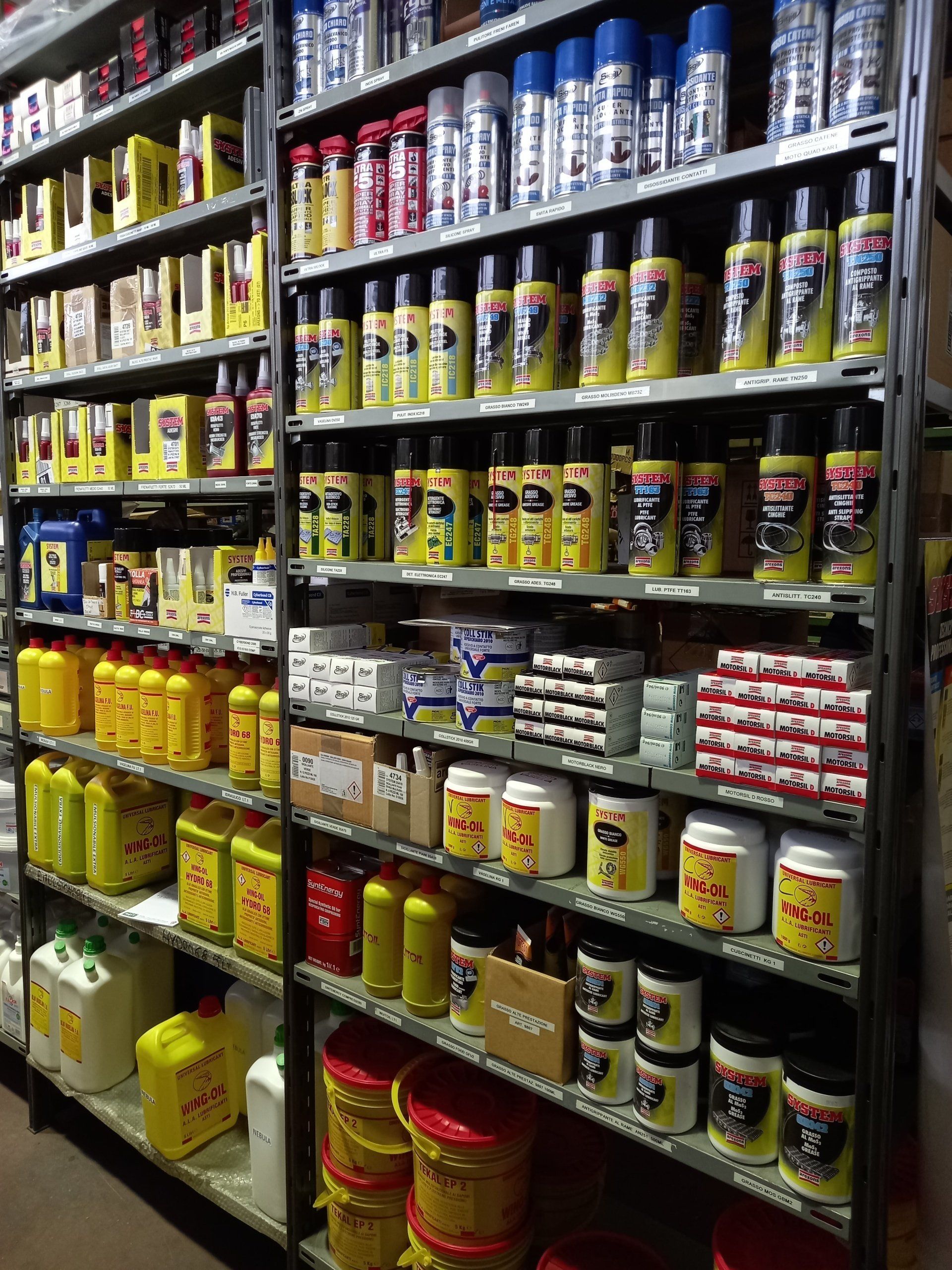 Uno scaffale di un negozio pieno di molti tipi diversi di prodotti chimici